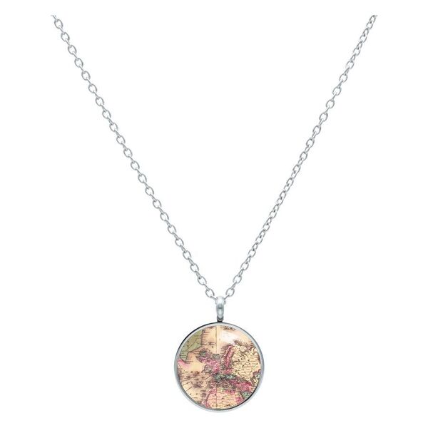 Silberne Kette mit rundem Anhänger und Landkartenmotiv auf weißem Hintergrund