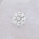Accessorio Push Fit argento con fiori cristallini su sfondo bianco