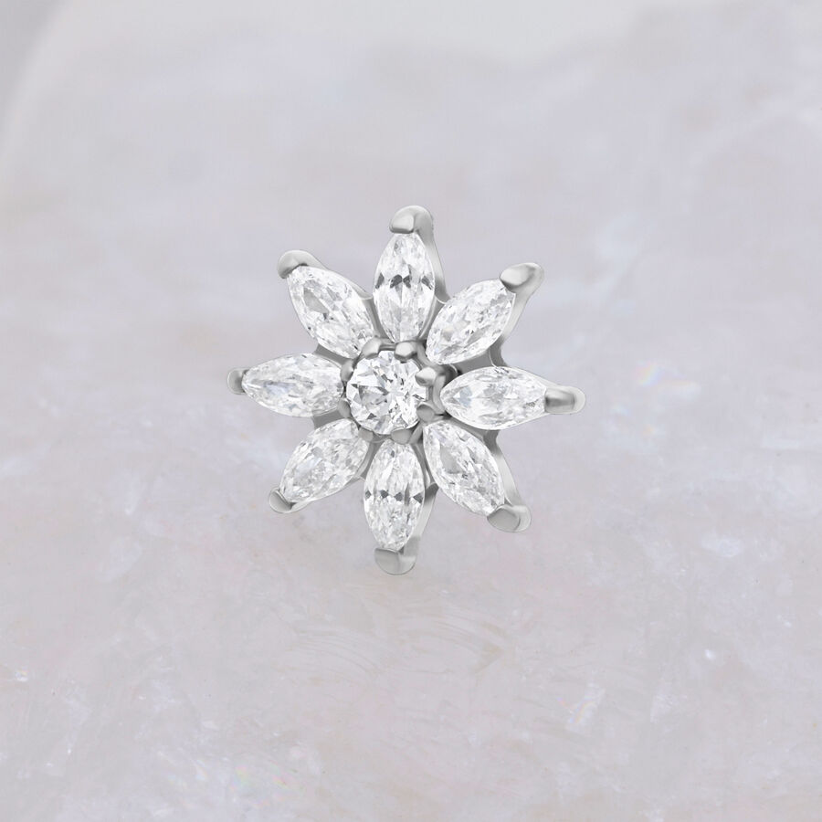 Accessorio Push Fit argento con fiori cristallini su sfondo bianco