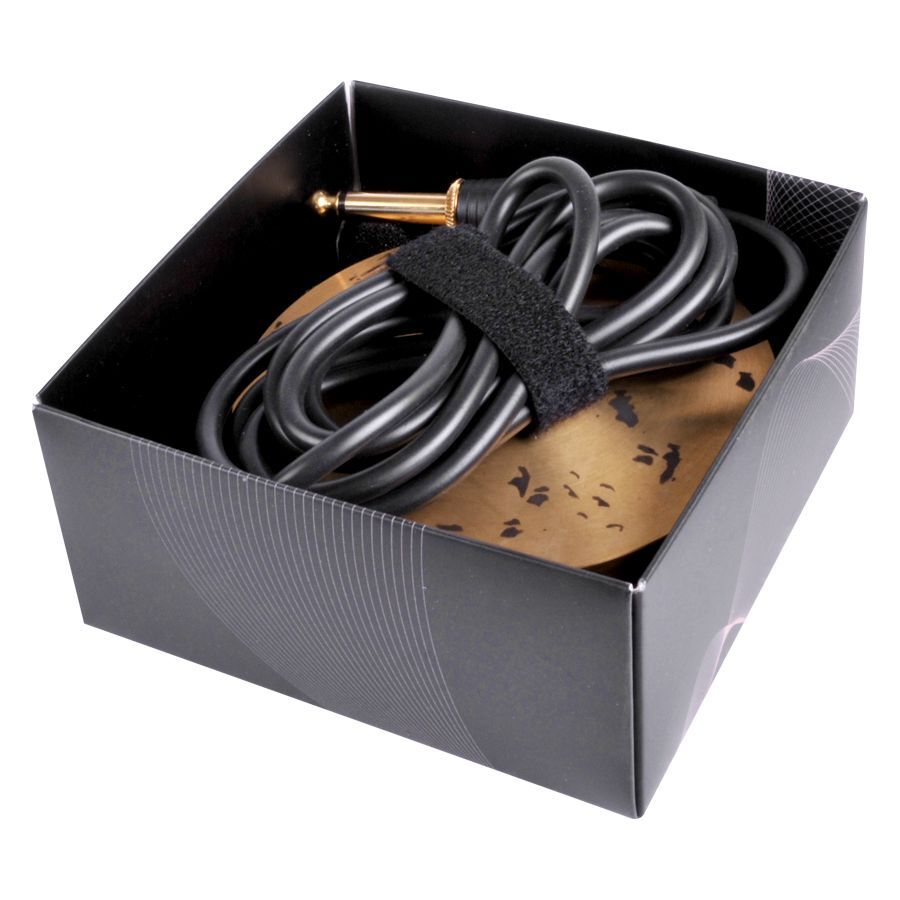 Pedal 360 negro en caja negra con acentos dorados y cable