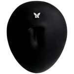 Schwarzes Titan Labret Piercing mit Schmetterlingsmotiv auf schwarzem Hintergrund