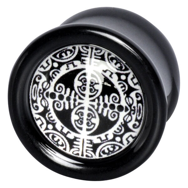 Schwarzer Plug mit weißem Maori Muster auf schwarzem Hintergrund