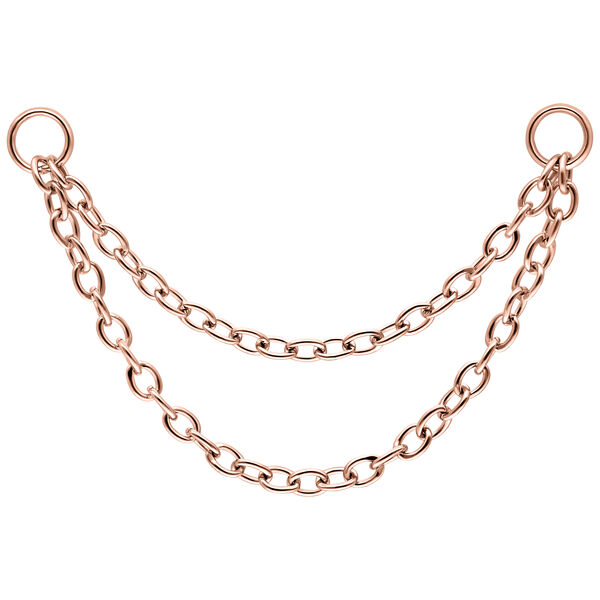 Cadena doble de oro rosa con dos anillos sobre fondo blanco