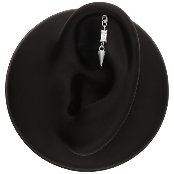 Modello di orecchio nero con una punta per piercing rook in argento, cristallo e pendente a cono.