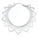 Orecchini Hearts Hoops in argento con design dettagliato a cuore su sfondo bianco