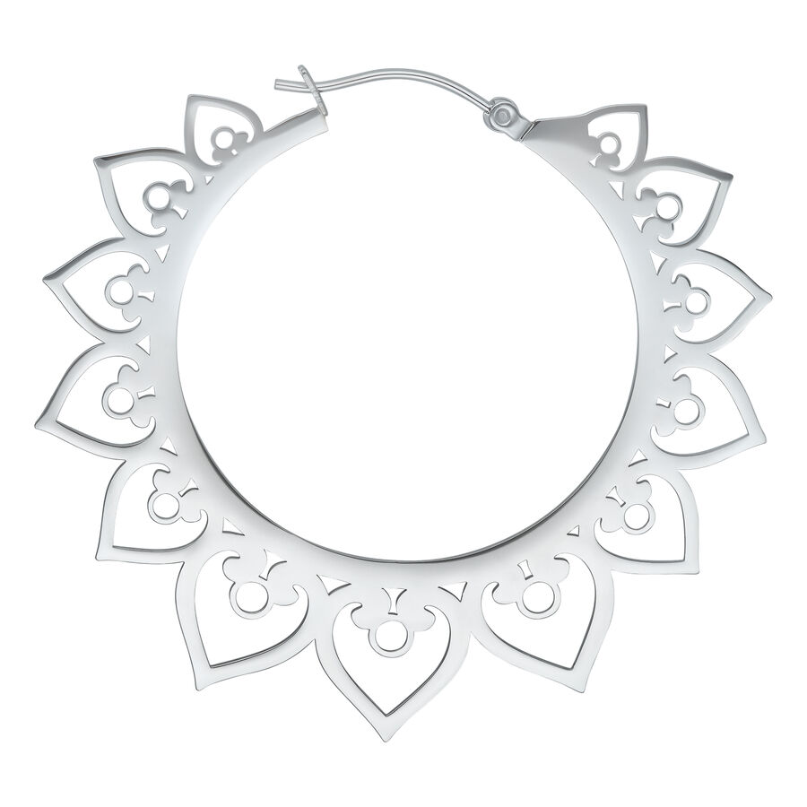 Orecchini Hearts Hoops in argento con design dettagliato a cuore su sfondo bianco