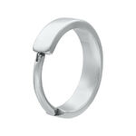 Anello a cerniera in argento in acciaio chirurgico su sfondo bianco