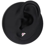 Accesorio de oreja plateado con cristal rojo en soporte negro