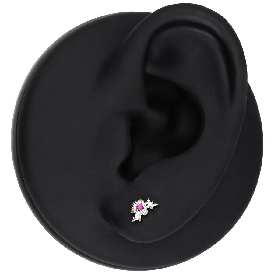 Accesorio de oreja plateado con cristal rojo en soporte negro