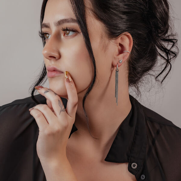 Mujer con elegante perforación Clicker de perlas en plata en la oreja, cabello negro