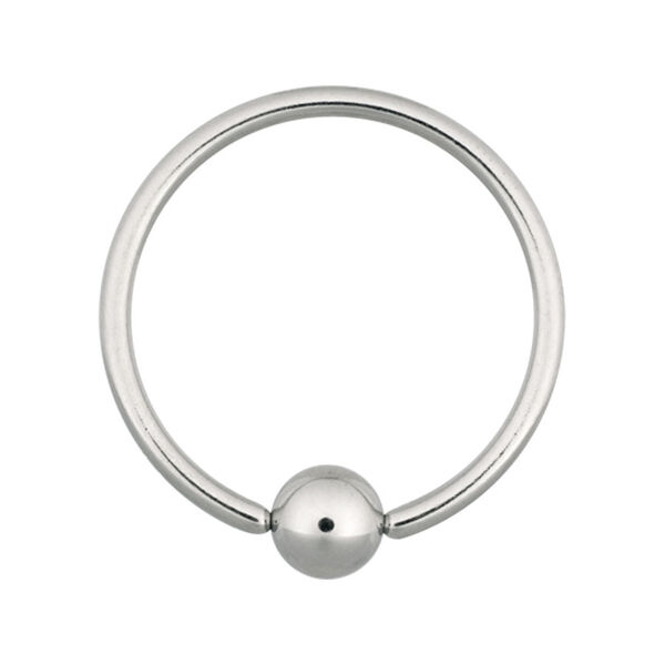 Aro clip Ball Closure de acero quirúrgico plateado con cierre de bola sobre fondo blanco