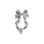 Accessorio a fiocco metallico color argento in titanio su sfondo bianco