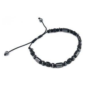 Schwarzes Armband aus Nylon und Stein Schwarzes Nylonarmband mit schwarzen Steinen auf weißem Hintergrund