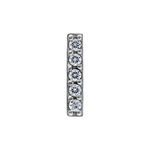 Accessorio piercing in argento con cinque cristalli chiari su sfondo bianco