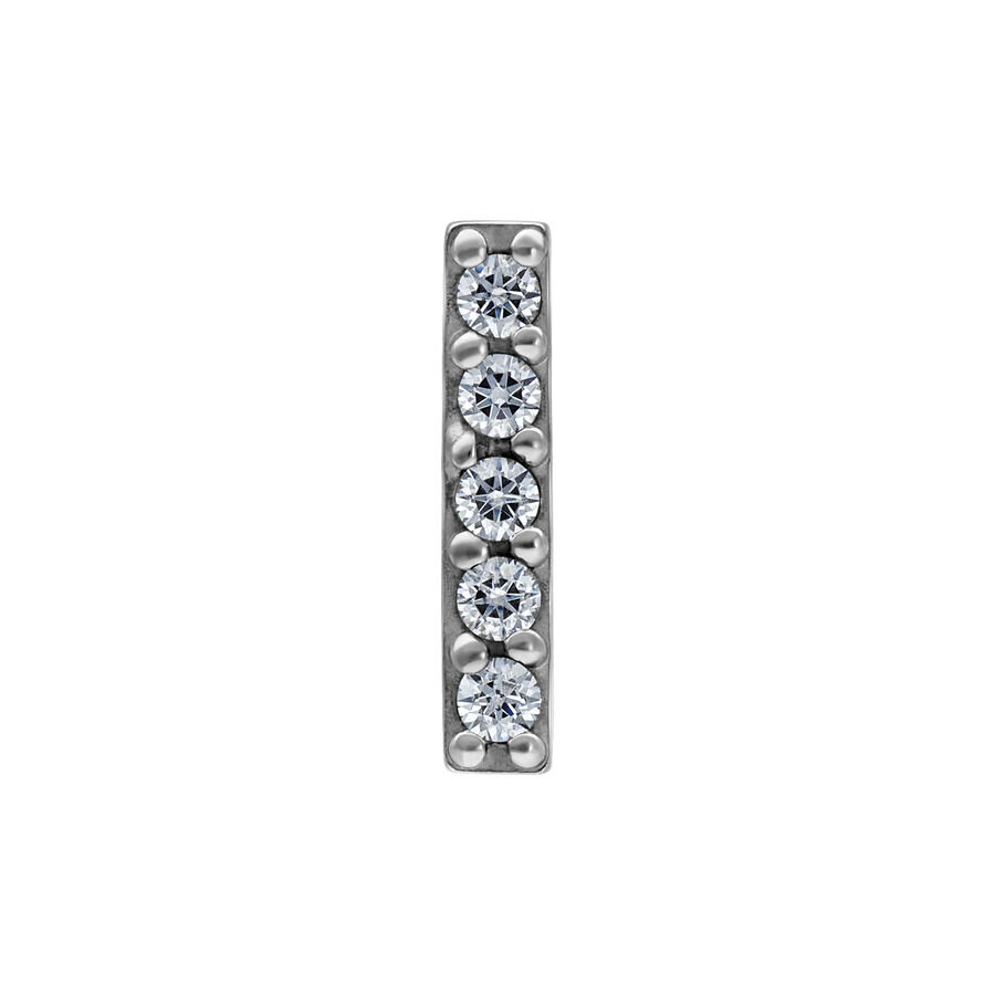 Accessorio piercing in argento con cinque cristalli chiari su sfondo bianco