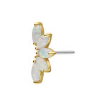 Attacco Push Fit dorato con tre pietre di opale chiare su sfondo bianco
