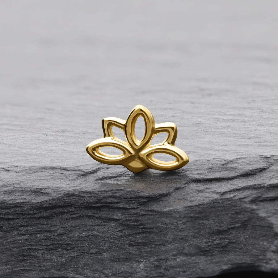 Goldener Lotus Aufsatz auf grauem Stein mit klaren Linien und glänzender Oberfläche