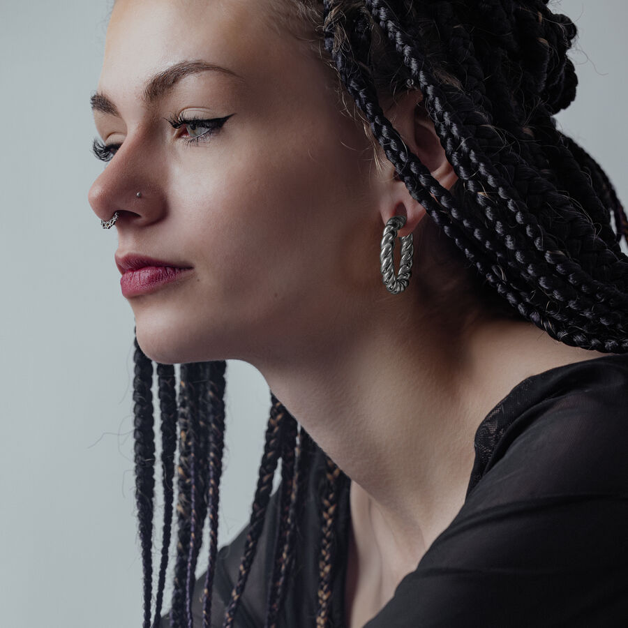 Frau mit schwarzen Braided Rope Ohrgewichten aus Chirurgenstahl