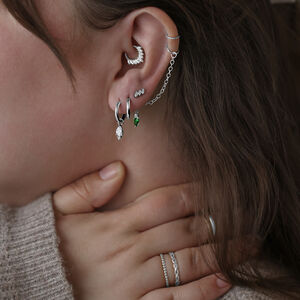 Elegante Little Tear Hoops am Ohr Frau trägt Little Tear Hoops Ohrringe aus Chirurgenstahl in verschiedenen Farben und Größen.