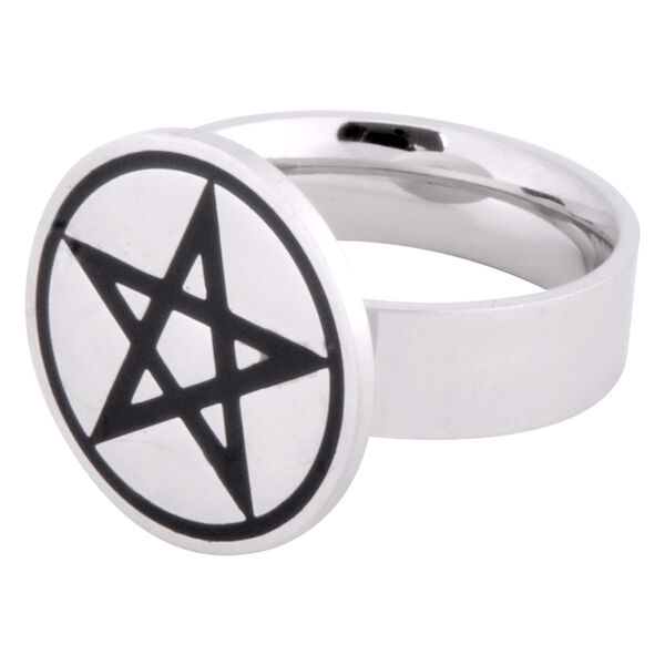 Silberner Ring mit schwarzem Pentagramm auf weißem Hintergrund