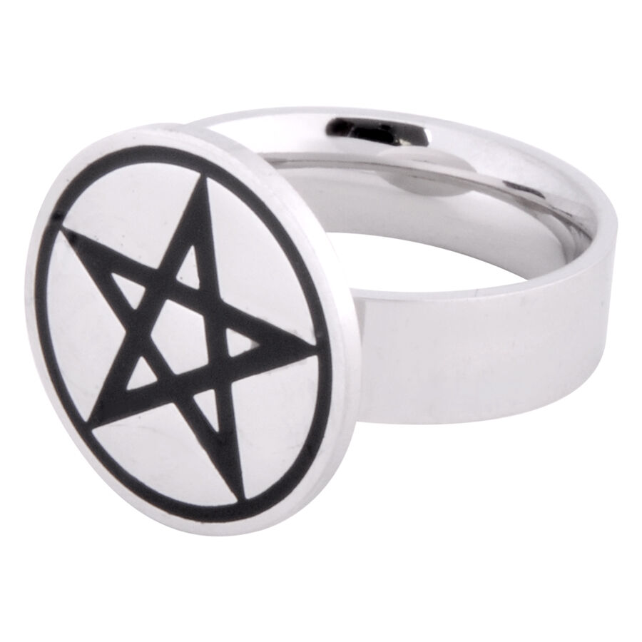 Anello argento con pentagramma nero su sfondo bianco