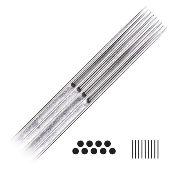 Silberne Magnum Long Taper Tattoonadeln aus Chirurgenstahl auf weißem Hintergrund