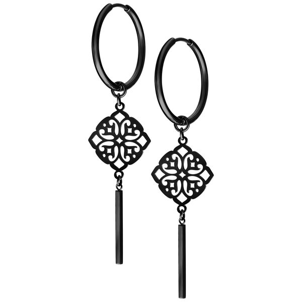 Zwei schwarze Clover Hoops Ohrringe mit filigranem Muster auf weißem Hintergrund