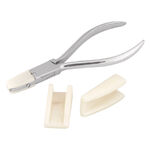 Pinza argentata con punte in plastica beige su sfondo bianco