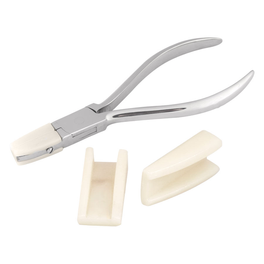 Pinza argentata con punte in plastica beige su sfondo bianco