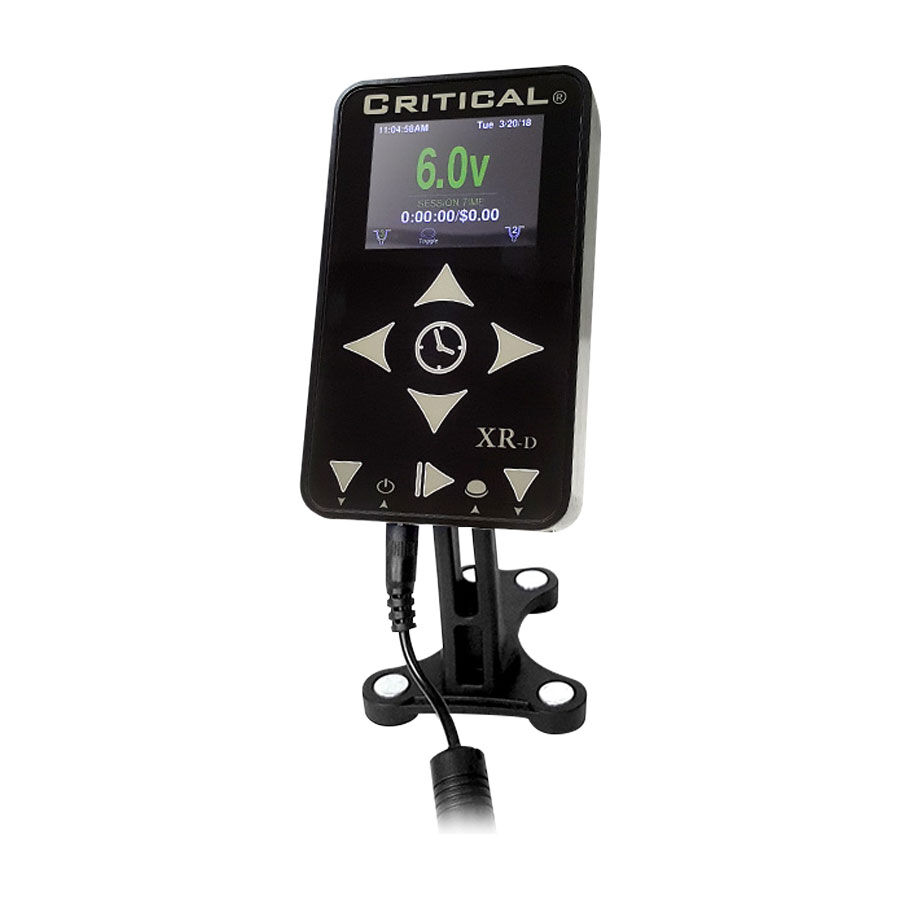 Fuente de alimentación negra Critical Tattoo XR-D con pantalla sobre fondo blanco