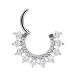 Clicker septum in argento con cristalli scintillanti su sfondo bianco