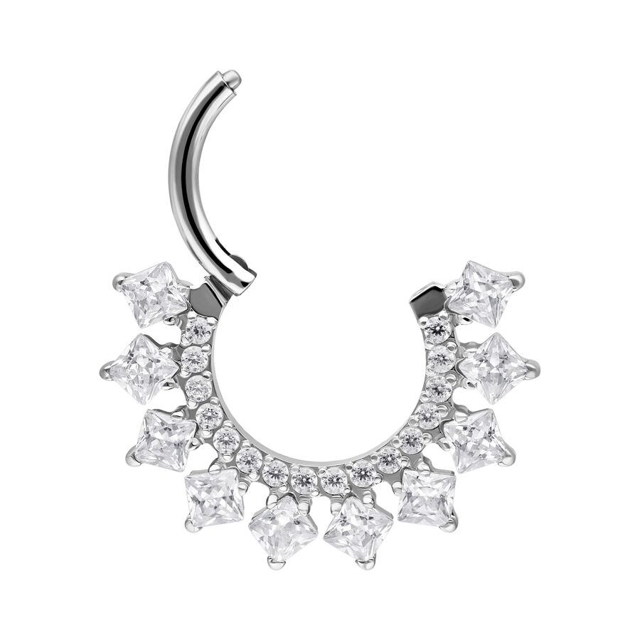 Clicker septum in argento con cristalli scintillanti su sfondo bianco