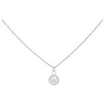 Collana con smiley in acciaio chirurgico su sfondo bianco