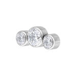 Accessorio in metallo argentato con cinque cristalli chiari su sfondo bianco