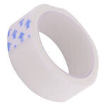 Rollo de cinta blanca con flechas azules sobre fondo blanco