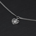 Bracciale in argento con ciondolo a cuore su sfondo nero