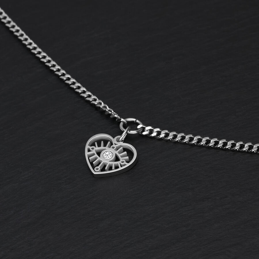 Bracciale in argento con ciondolo a cuore su sfondo nero