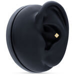 Accesorio de piercing cuadrado de oro en display negro para oreja