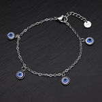 Bracciale argentato con ciondoli Nazar blu su sfondo nero