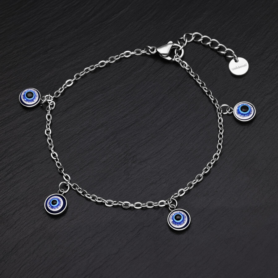 Bracciale argentato con ciondoli Nazar blu su sfondo nero