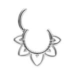 Clicker de septum plateado de titanio con diseño oriental, fondo blanco