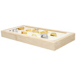 Display rettangolare per anelli in legno con anelli neri su sfondo beige