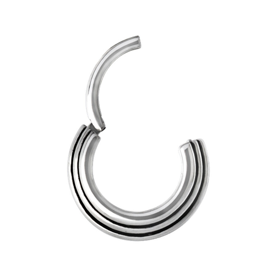 Clicker per setto argento con forma concava su sfondo bianco
