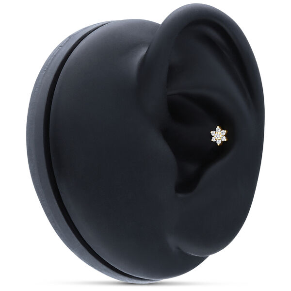 Accesorio de flor de oro 14K con cristales sobre display negro para oreja