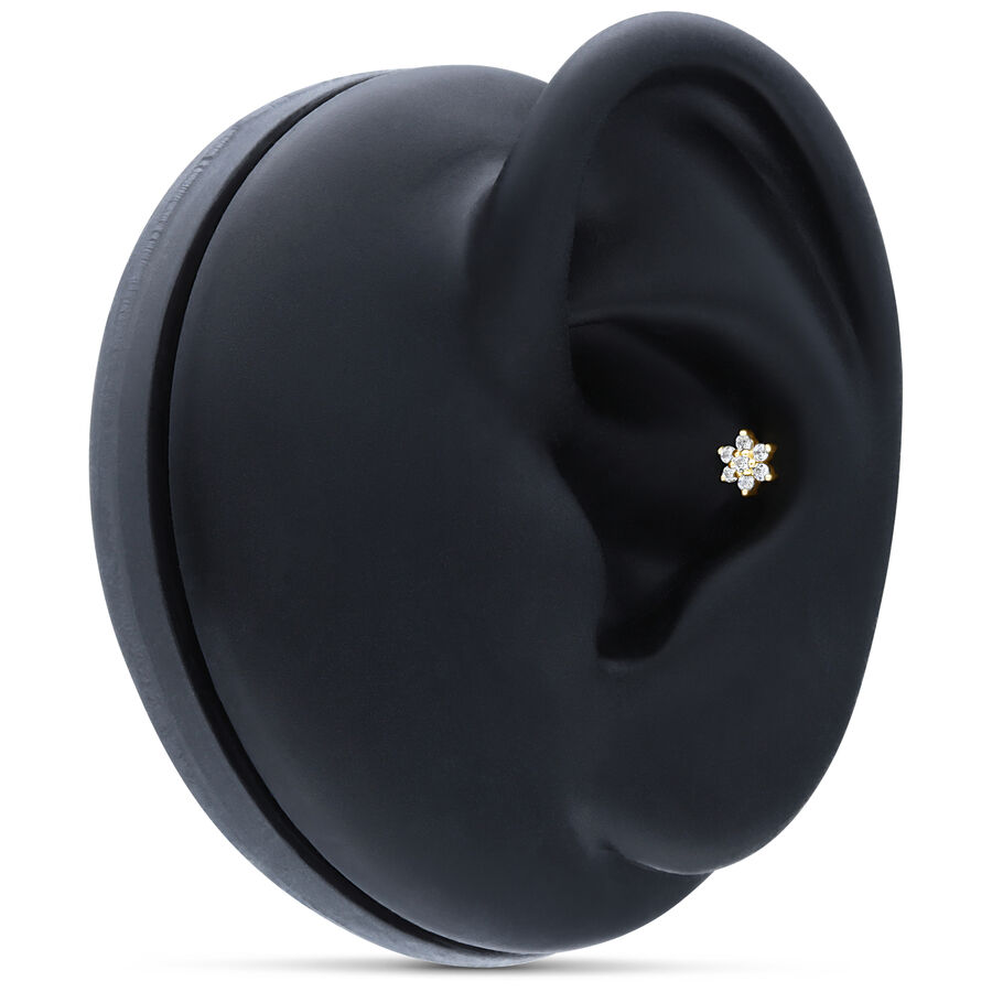 Accesorio de flor de oro 14K con cristales sobre display negro para oreja