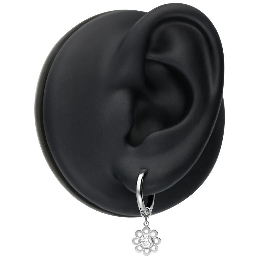 Mini cerchi in argento con pendente a fiore di cristallo su un modello di orecchio nero