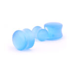 Drei blaue Steinplugs in verschiedenen Größen auf weißem Hintergrund