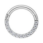 Clicker per setto in argento con cristalli pavé su sfondo bianco