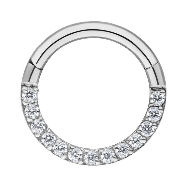 Clicker de septum plateado con cristales pavé sobre fondo blanco