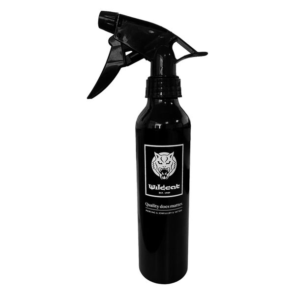 Musta Wildcat suihkepullo 300 ml valkoisella taustalla